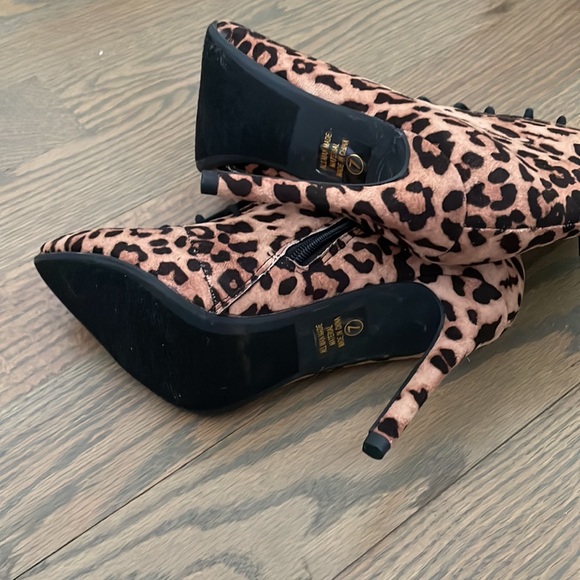 Leopard Pointed Toe Lace-up Bootie - Picture 4 of 8